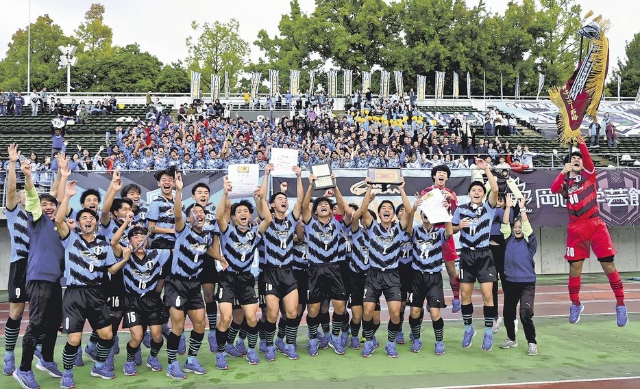 喜びを爆発させる岡山学芸館の選手たち（岡山市北区で）