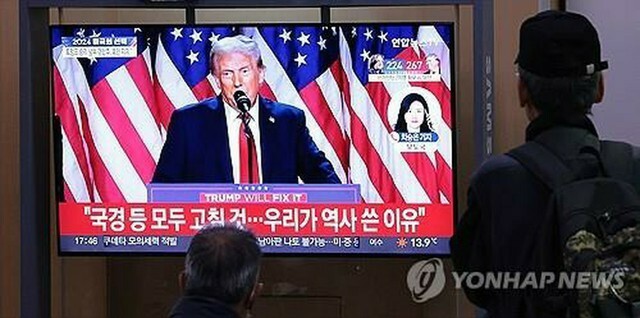 ソウル駅に設置されたテレビで米大統領選のニュースを見る人たち＝6日、ソウル（聯合ニュース）