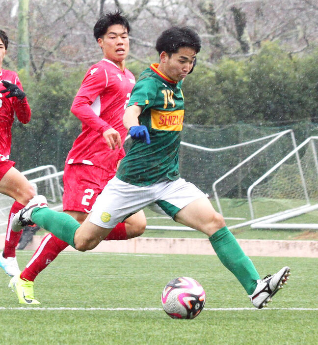 ドリブルでゴールへ迫る静岡学園の加藤（右）