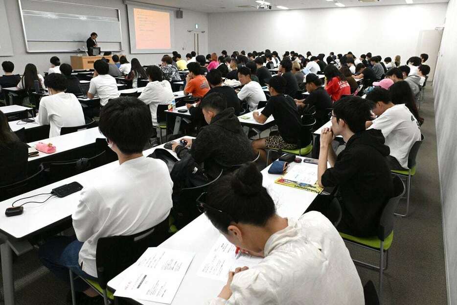 大阪経済大で行われている経営学部２部の講義＝９月24日午後６時過ぎ、大阪市東淀川区（いずれも柿平博文撮影）