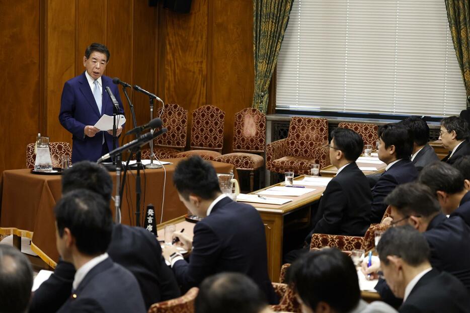 自民党派閥の政治資金パーティー裏金事件を受け、衆院の政治倫理審査会で弁明する旧安倍派幹部の下村博文氏（左奥）＝3月