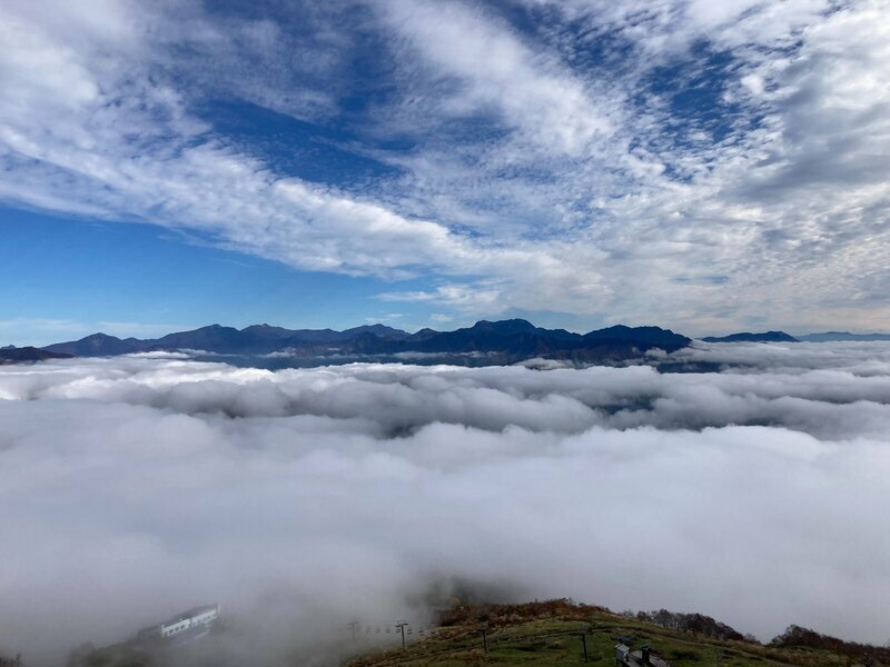 雲海に浮かぶ山並みが美しい