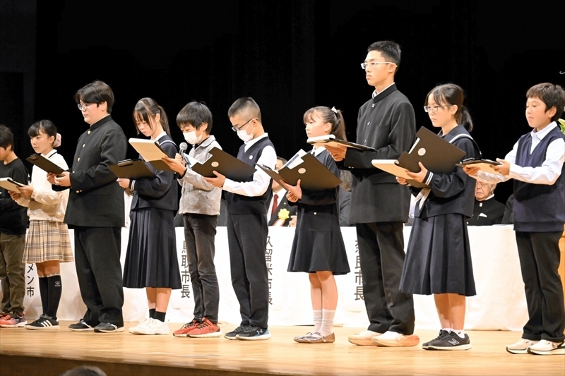 「未来のこおりやまに向けた提言」を発表する郡山市の小中学生