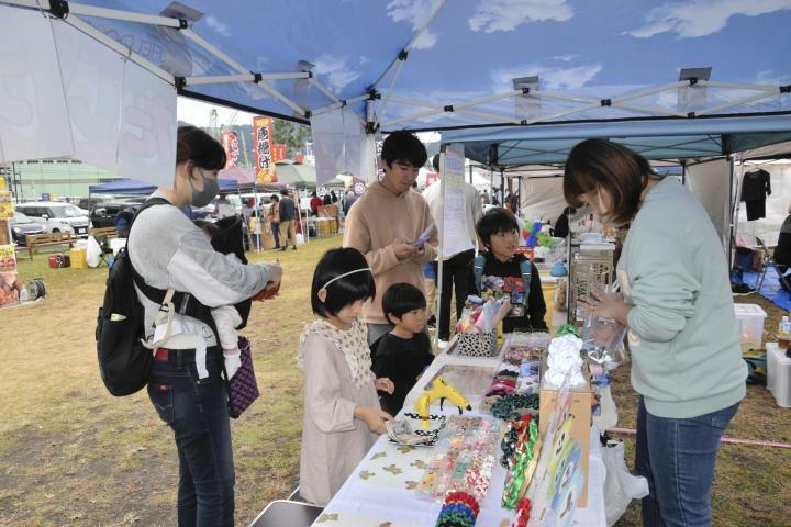 特産品加工品や手芸品店などが出店した「南予え～もん博」会場