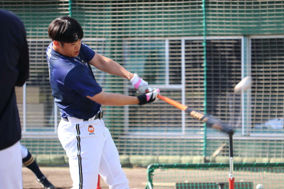 オリックス太田は高知秋季キャンプでティー打撃を行う