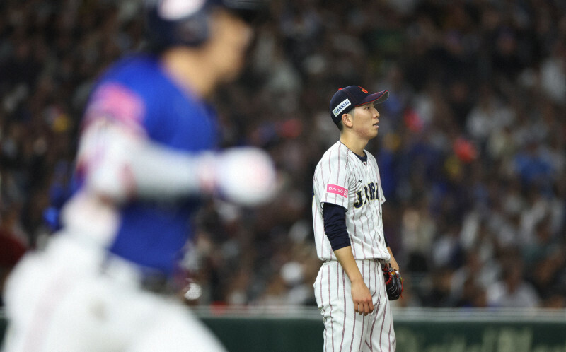 【日本－台湾】五回表台湾1死一、二塁、陳傑憲（手前）に3点本塁打を浴びた日本の先発・戸郷翔征＝東京ドームで2024年11月24日、玉城達郎撮影