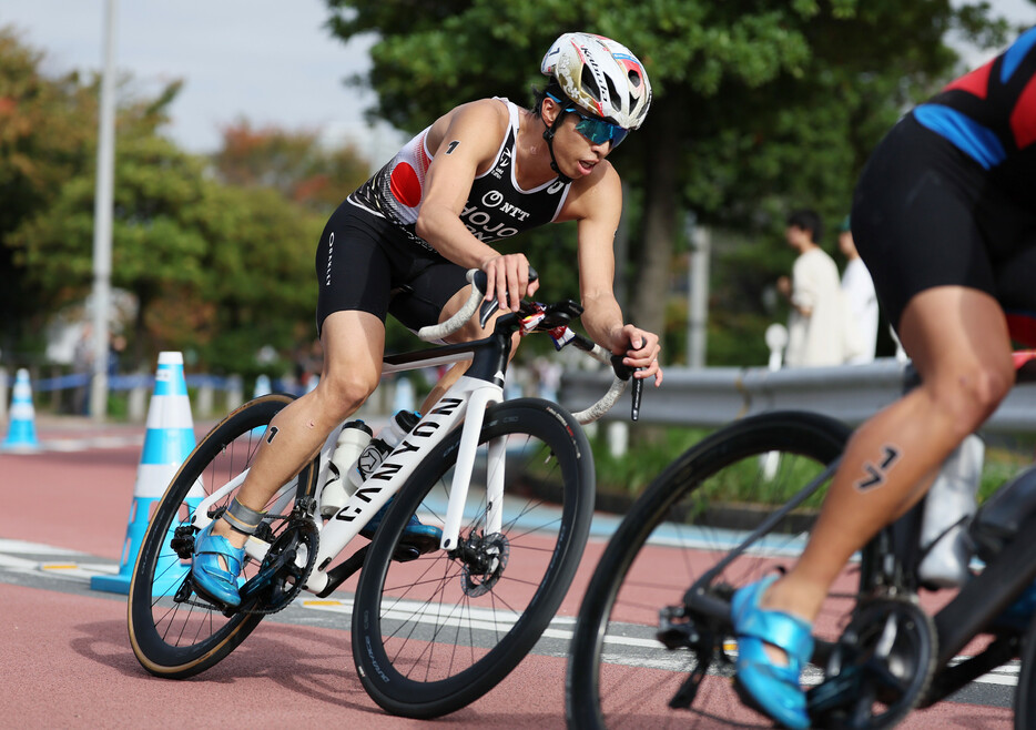 トライアスロンの日本選手権。男子バイクで力走する北條巧＝１７日、東京・お台場海浜公園周辺