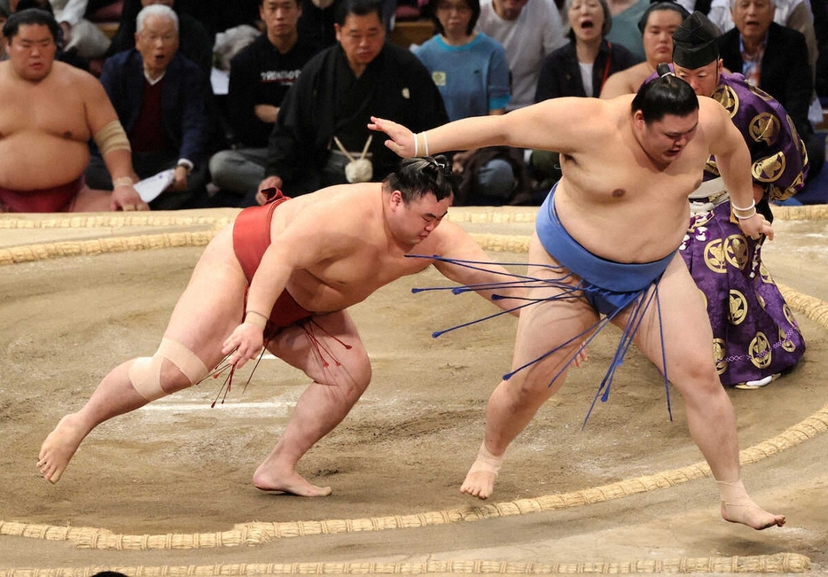 大の里（右）を押し出しで下す隆の勝（撮影・椎名　航）