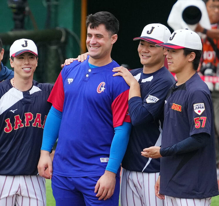 日本対キューバ　試合前に笑顔で写真に納まる、左から五十幡、A・マルティネス、清宮、北山（2024年11月17日撮影）