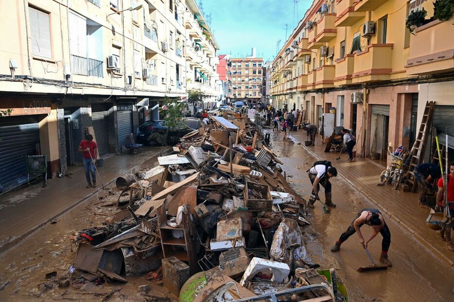 バレンシア州パイポルタで、洪水被害の後、路上に積み上げられた瓦礫