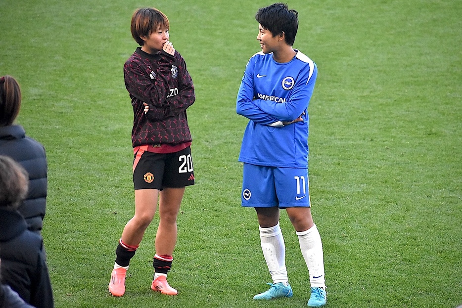 試合後にピッチで再会した宮澤と清家（撮影＝松原渓）