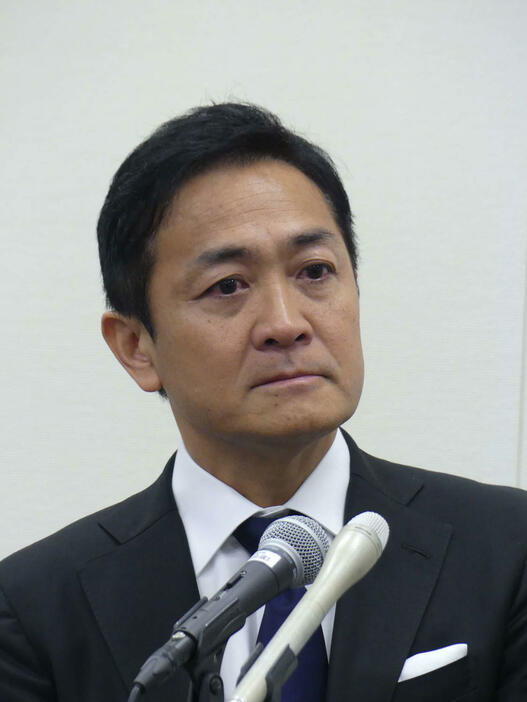 記者会見で涙をにじませる国民民主党の玉木雄一郎代表（撮影・中山知子）