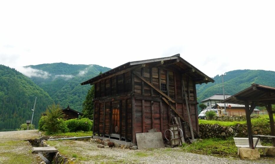 飛騨市が管理している板倉。さすがに年季を感じさせる