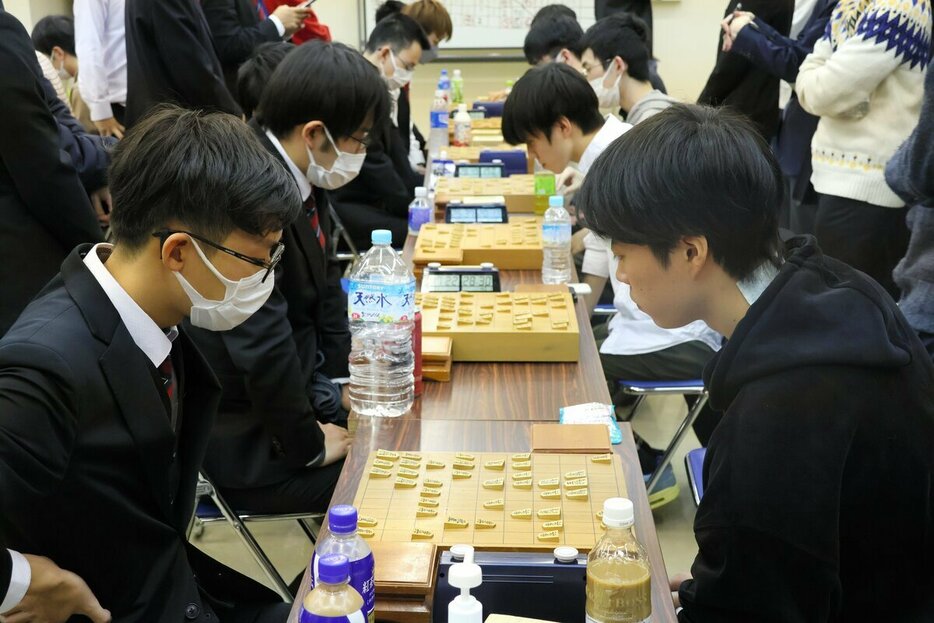 第54回全日本学生将棋団体対抗戦。最終9回戦を戦う東大（右）と立命館大の選手ら＝2023年12月28日、三重県四日市市