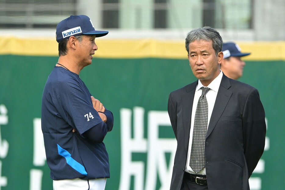 西武の西口文也新監督（左）と潮崎哲也氏