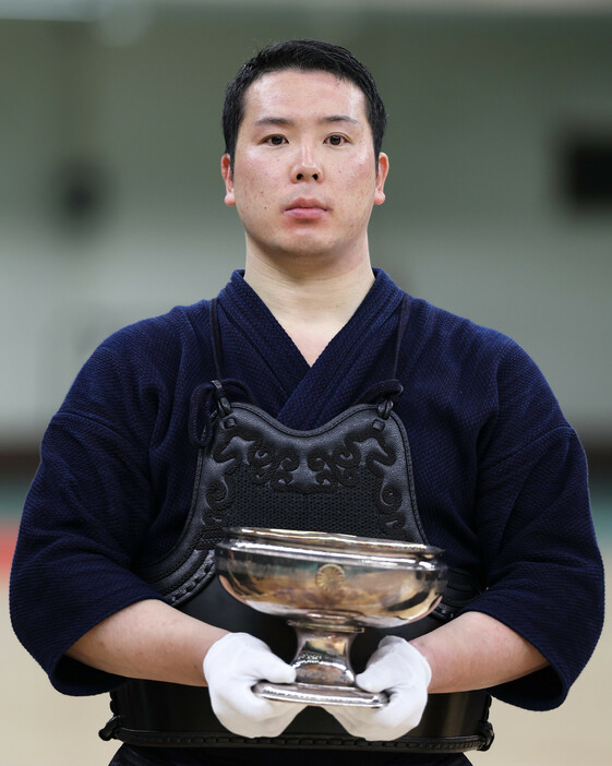 全日本剣道選手権。男子で優勝した竹ノ内佑也６段＝３日、東京・日本武道館