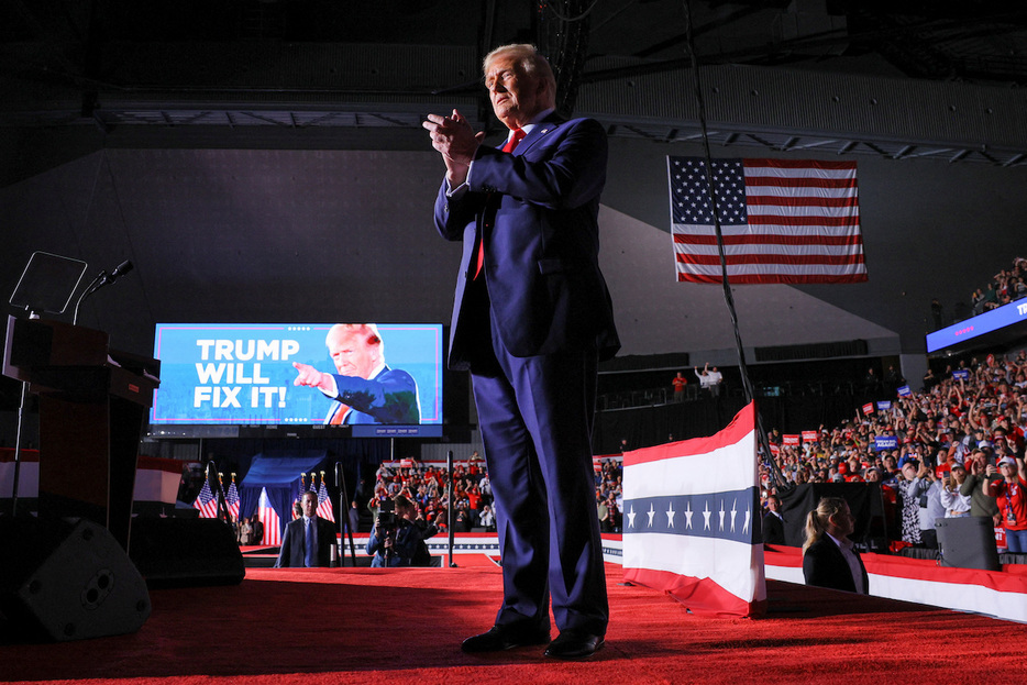 投票日の未明、ミシガン州で最後の選挙集会で演説するトランプ（11月5日）　REUTERS