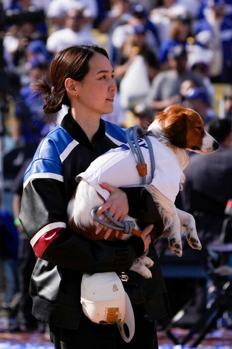 黒ジャケットを着用した妻・真美子さんと愛犬・デコピン【写真：AP/アフロ】