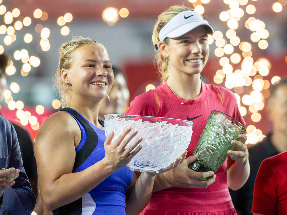 「香港テニス・オープン」（中国・香港）で今季4勝目を挙げたディアナ・シュナイダー（ロシア／左）と準優勝のケイティ・ブルター（イギリス）（Getty Images）