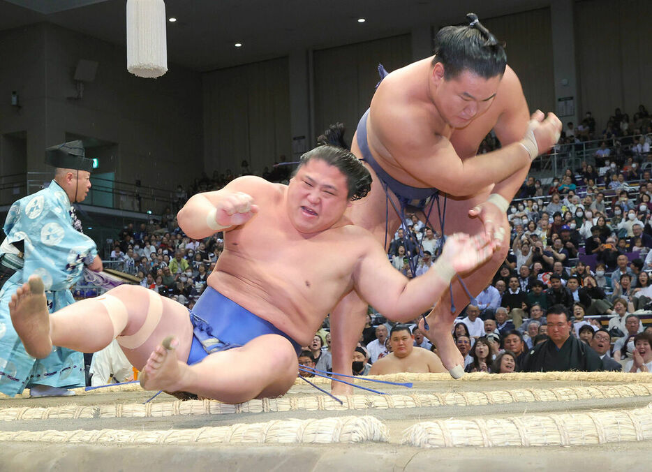 若隆景（左）を小手投げで下した豊昇龍（カメラ・朝田　秀司）