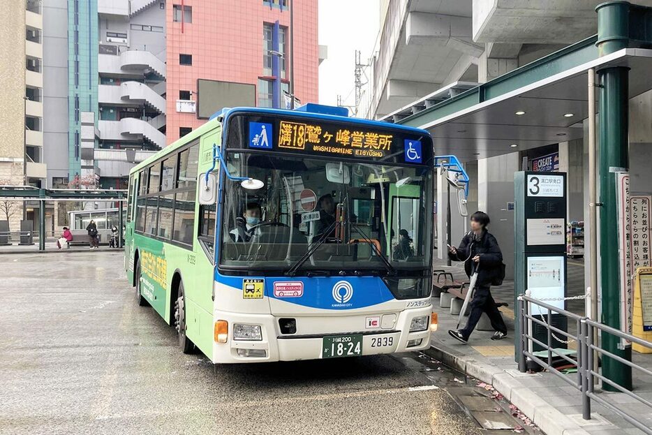 減便による利用者の声などを受け、一部路線で計８便増える川崎市バス＝川崎市高津区の溝口駅南口