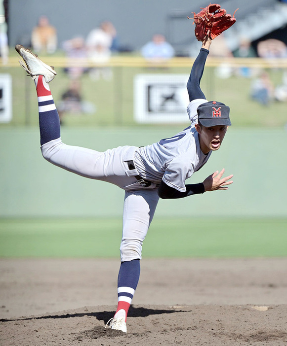 【横浜－浦和実】７回から救援し、無安打に抑えた横浜・織田＝サーティーフォー保土ケ谷