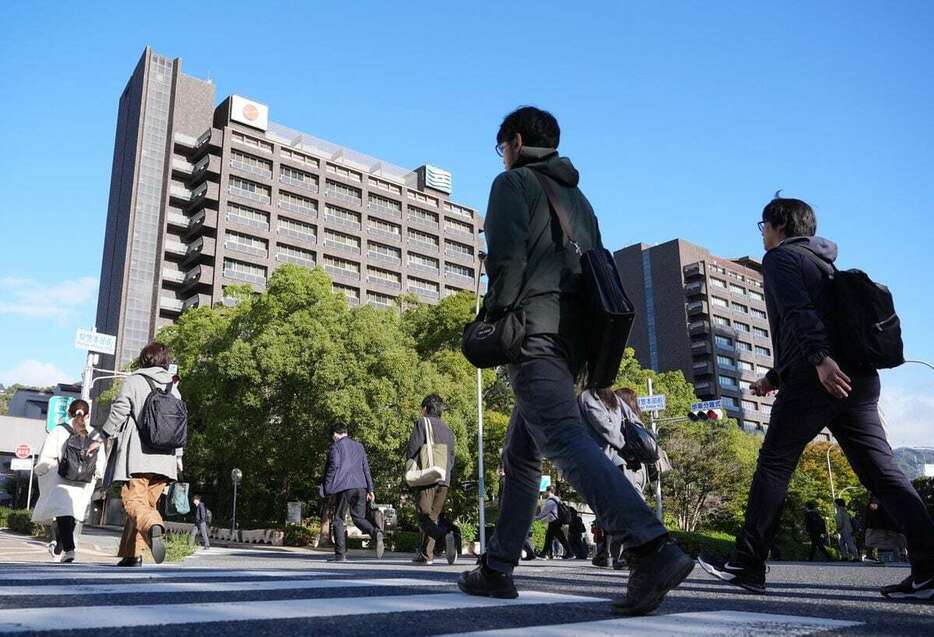 兵庫県知事選の投開票から一夜明けた県庁前。再選された斎藤元彦氏は19日に就任する＝18日午前8時51分、神戸市中央区（沢野貴信撮影）