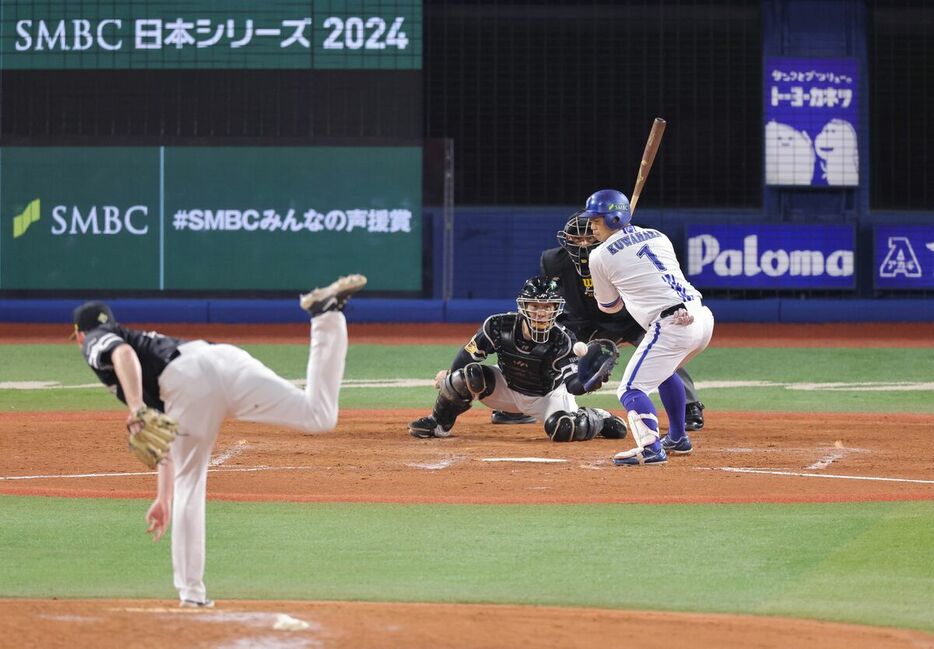 ５回１死満塁、押し出しの四球を選ぶ桑原将志（カメラ・中島　傑）