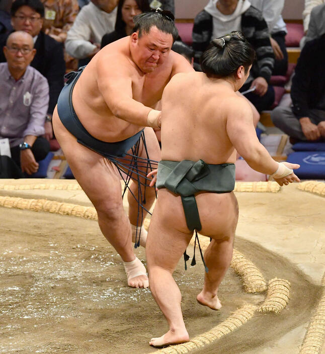 大相撲九州場所13日目　玉鷲（左）は朝紅龍を押し出しで破る（撮影・岩下翔太）