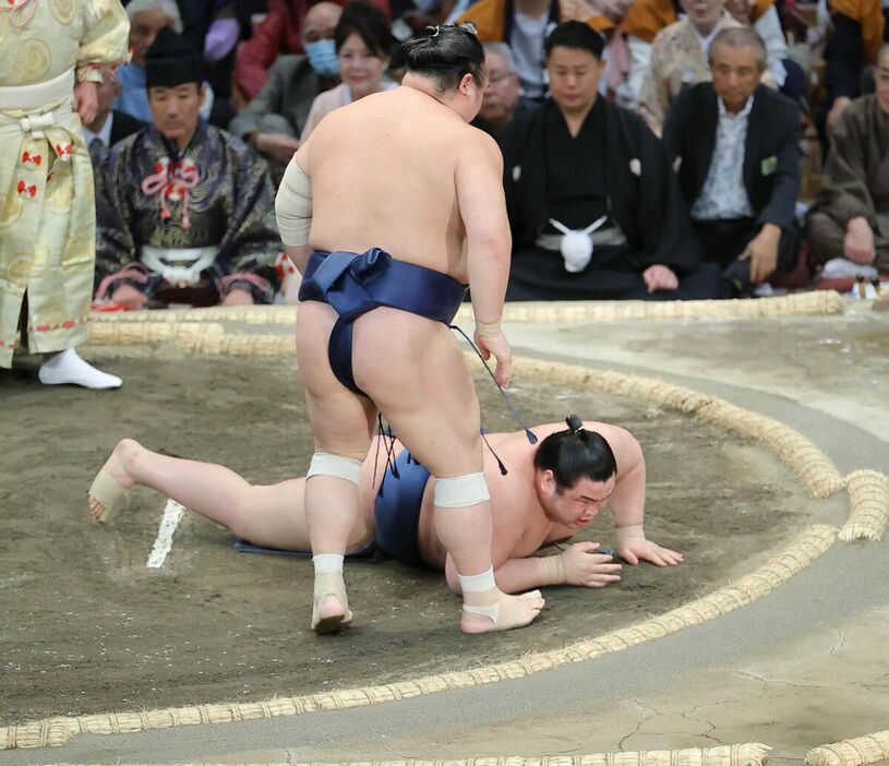 宝富士（手前）が叩き込みで阿武剋を下した（カメラ・豊田　秀一）