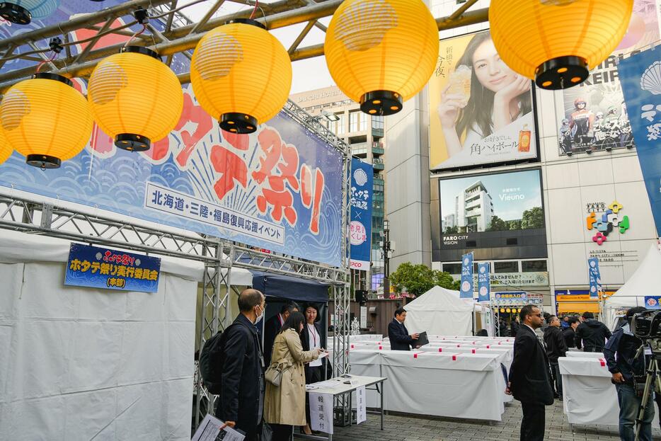 新橋SL広場で開催中の第2回「ホタテ祭り in 新橋SL広場」