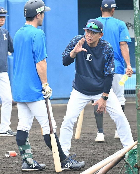 打撃指導する仁志敏久野手チーフ兼打撃コーチ（右）