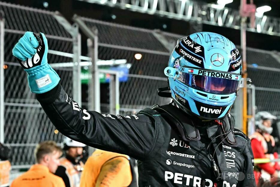 24F1第22戦ラスベガスGP、予選。ポールポジション獲得を喜ぶメルセデスAMGのジョージ・ラッセル（2024年11月22日撮影）。【翻訳編集】 AFPBB News