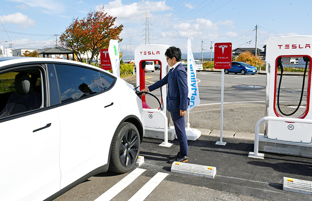 ファミリーマート酒田東町一丁目店に設置されたテスラ車用の急速充電設備＝酒田市