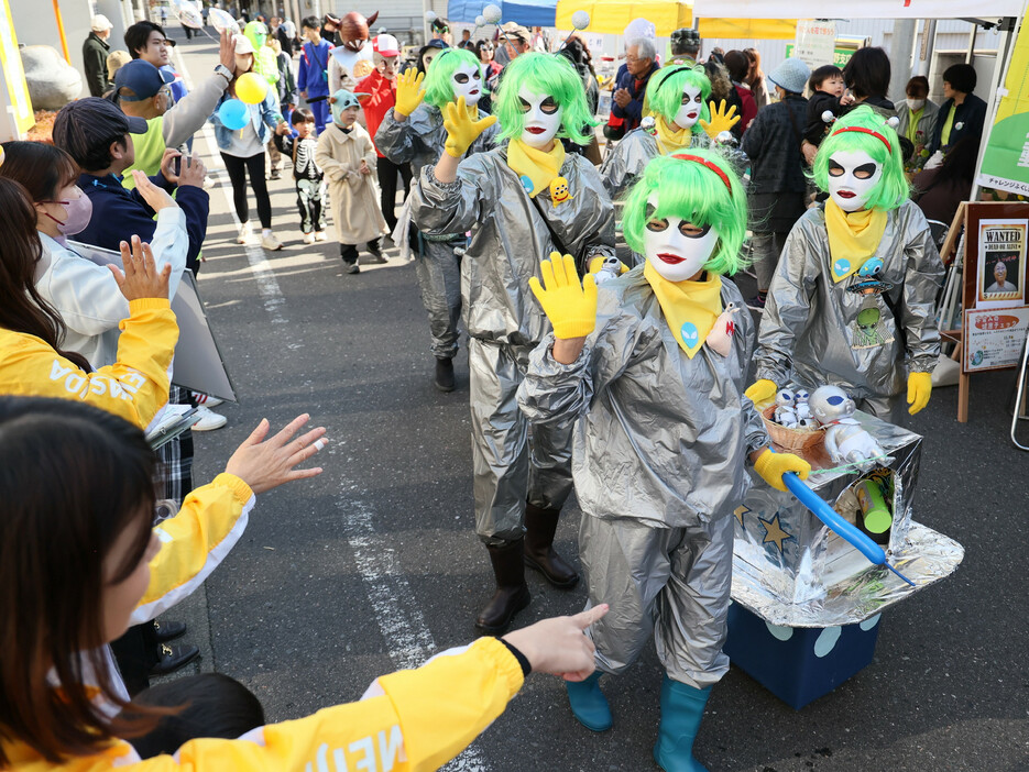 未確認飛行物体（ＵＦＯ）の里として知られる福島市飯野町で９日、ＵＦＯと宇宙人のファンが集う「ＵＦＯフェスティバル」が開催され、宇宙人に扮した約１００人の参加者が、にぎやかに町内を練り歩いた。