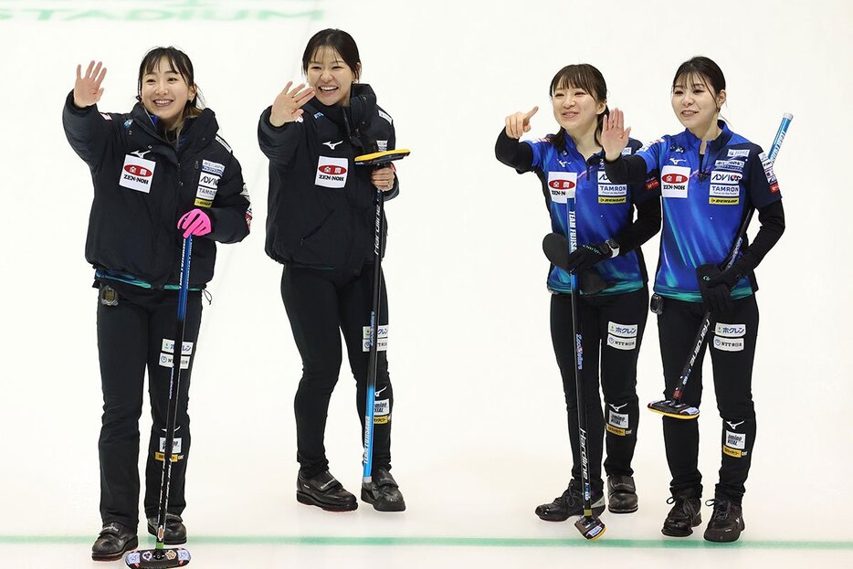 ロコ・ソラーレの（左から）藤沢五月、吉田知那美、鈴木夕湖、吉田夕梨花