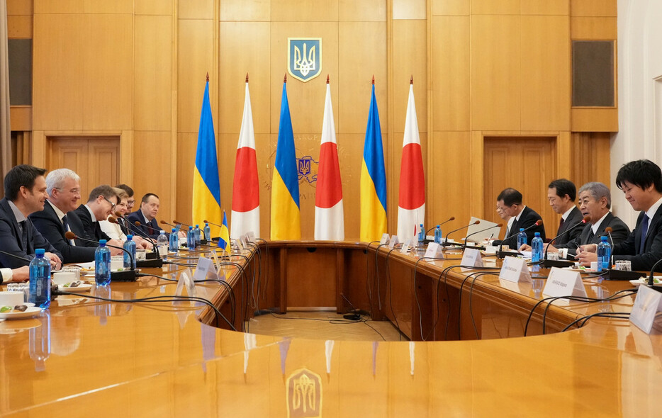 会談に臨むウクライナのシビハ外相（左手前から２人目）と岩屋毅外相（右手前から２人目）＝１６日、キーウ（キエフ）（外務省提供）