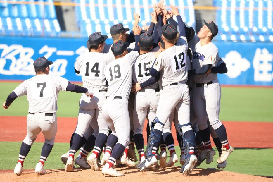 マウンドに集まる横浜ナイン