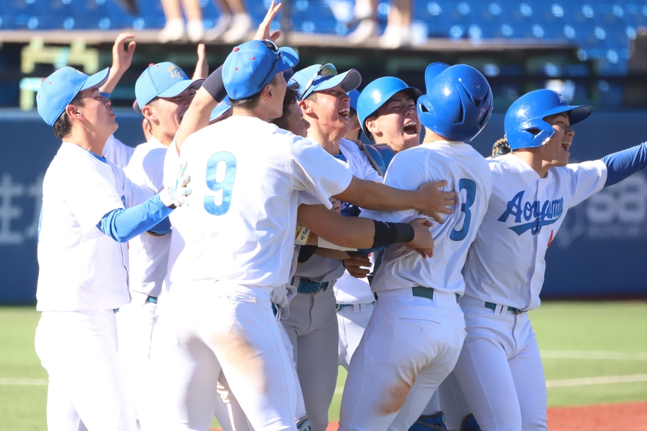 勝利に沸く青学大の選手