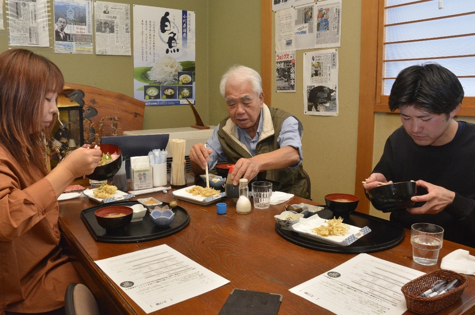 期間限定の丼を楽しむ客＝21日、東北町の「居酒屋れすとらん　えび蔵」