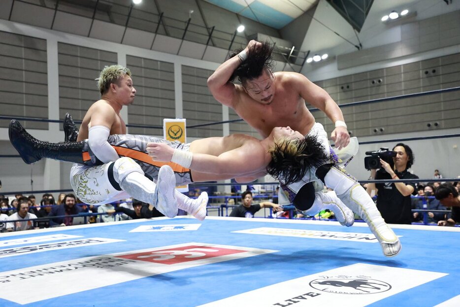 大岩陵平に消灯を決めた後藤洋央紀（右）とＹＯＳＨＩ―ＨＡＳＨＩ（左）