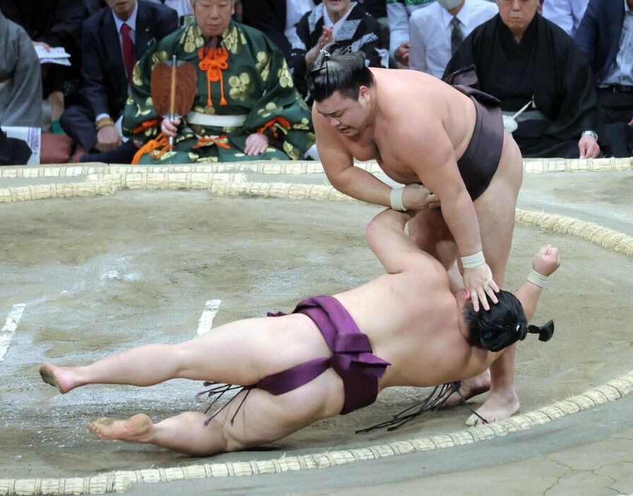 霧島（右）は平戸海を下手出し投げで下し初日を出した（カメラ・池内　雅彦）