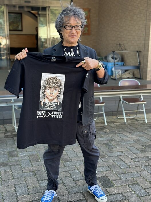 「刃牙」シリーズと東京・府中刑務所のコラボTシャツを手にした武蔵国府中大使の板垣恵介。