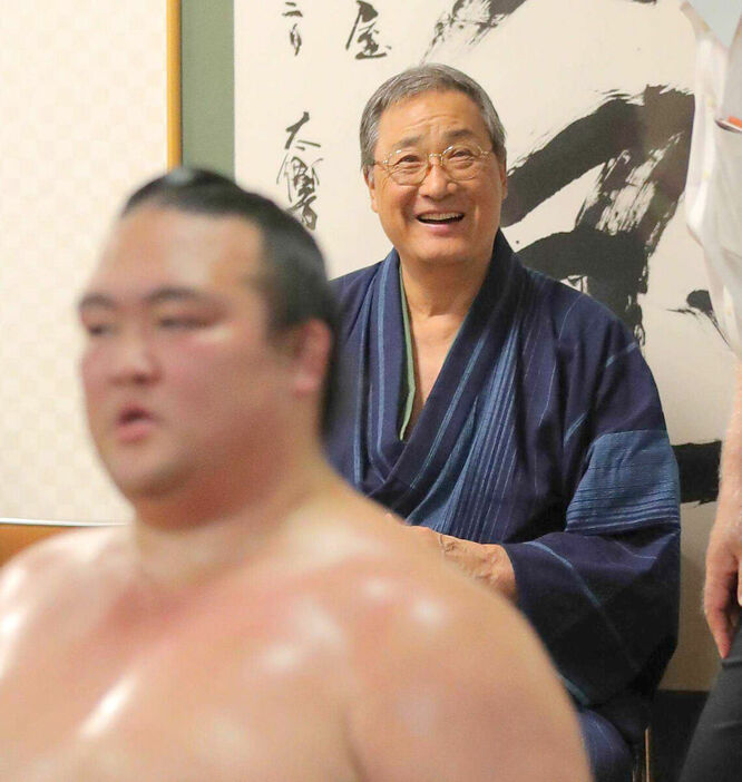 １８年５月、稀勢の里（手前）の稽古を見守った北の富士さん