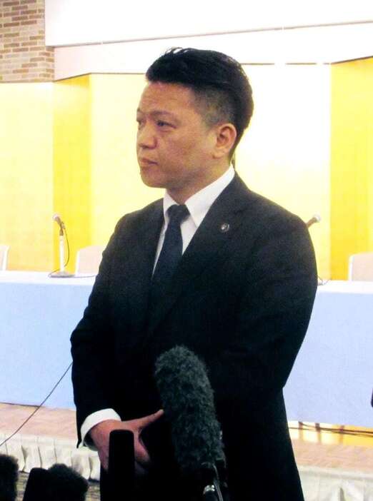 取材に応じる大阪府岸和田市の永野耕平市長＝28日午後、大阪市内