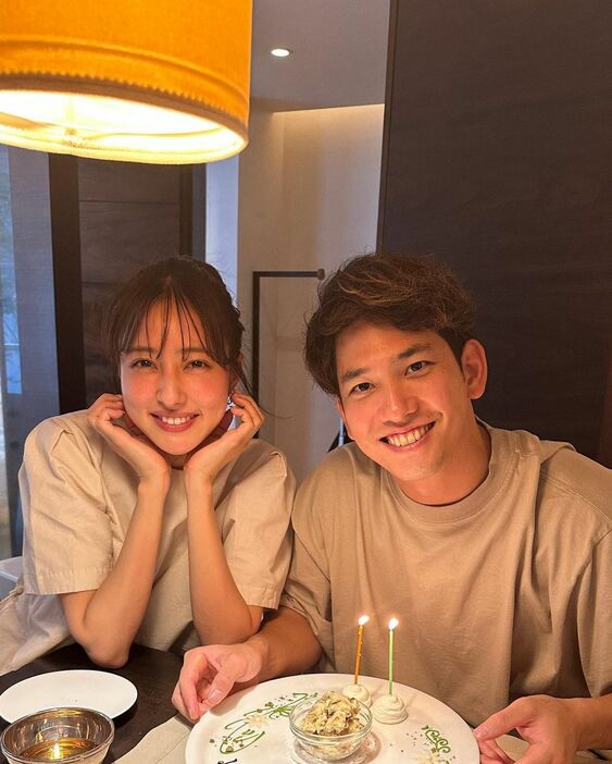 愛甲千笑美(左)と栗原陵矢(愛甲インスタグラムchiemyyyyyより)