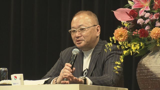 （『正直不動産』の原案を手がける夏原武さんが登壇＝24日午後2時・福井市フェニックス・プラザ）