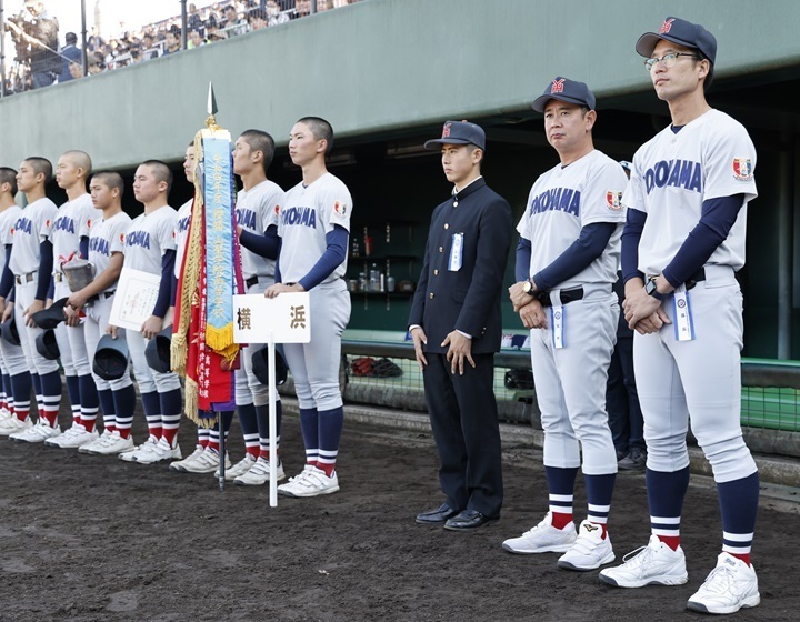 村田監督[右から2人目]と高山部長[右端]のコンビが名門校を支えている[写真=田中慎一郎]