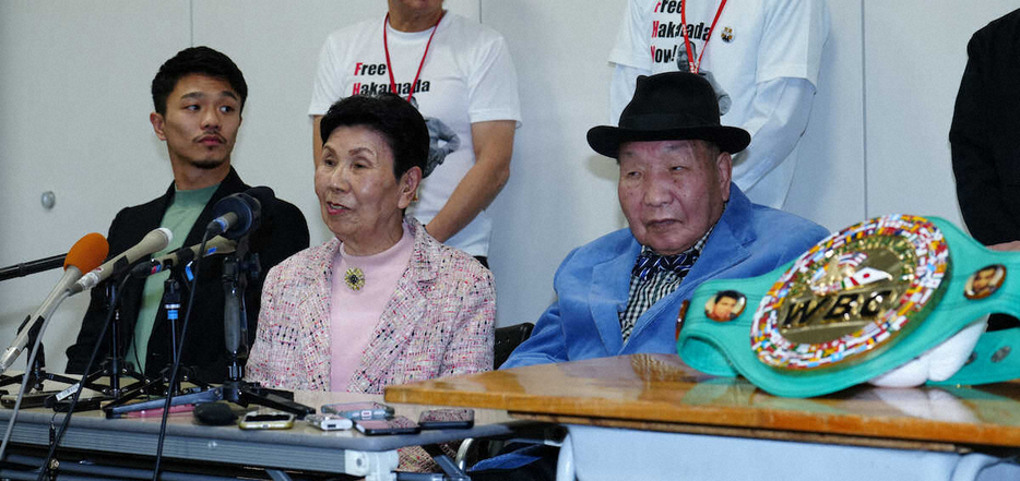 記者会見に臨む（右から）袴田さん、姉・ひで子さん、中谷（撮影・島崎忠彦）