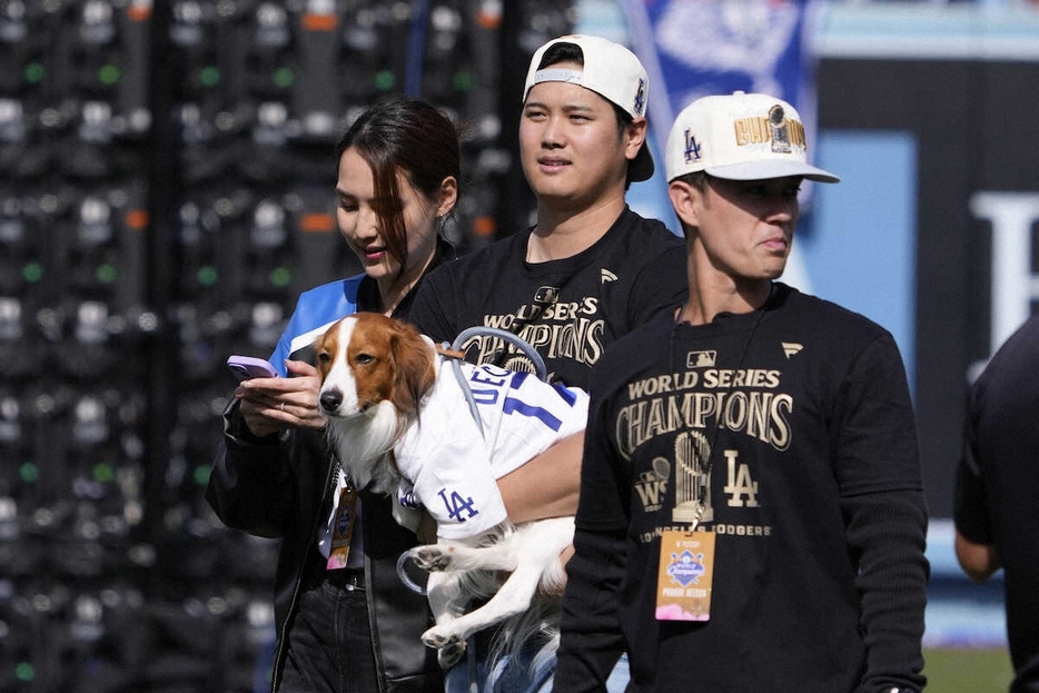 ドジャースタジアムで行われた祝賀イベントに愛犬のデコピン、真美子夫人とともに参加したドジャース・大谷（AP）